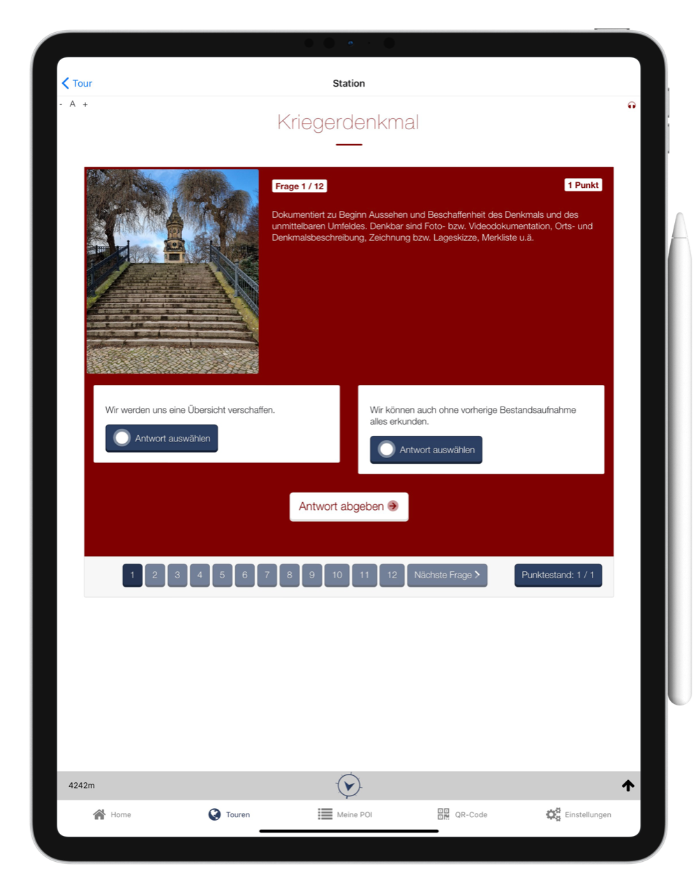 NAVIGATE-Universum App – Stationsansicht mit Quiz: Kriegerdenkmal, Multiple-Choice-Frage mit Foto und Punktestand auf dem iPad